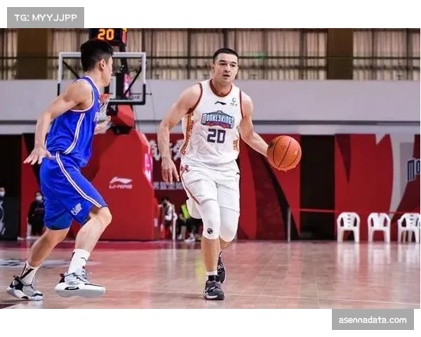 【2026年4月CBA联赛·人物·特写特写:37岁的西热力江,在更衣室为年轻队员讲解战术板